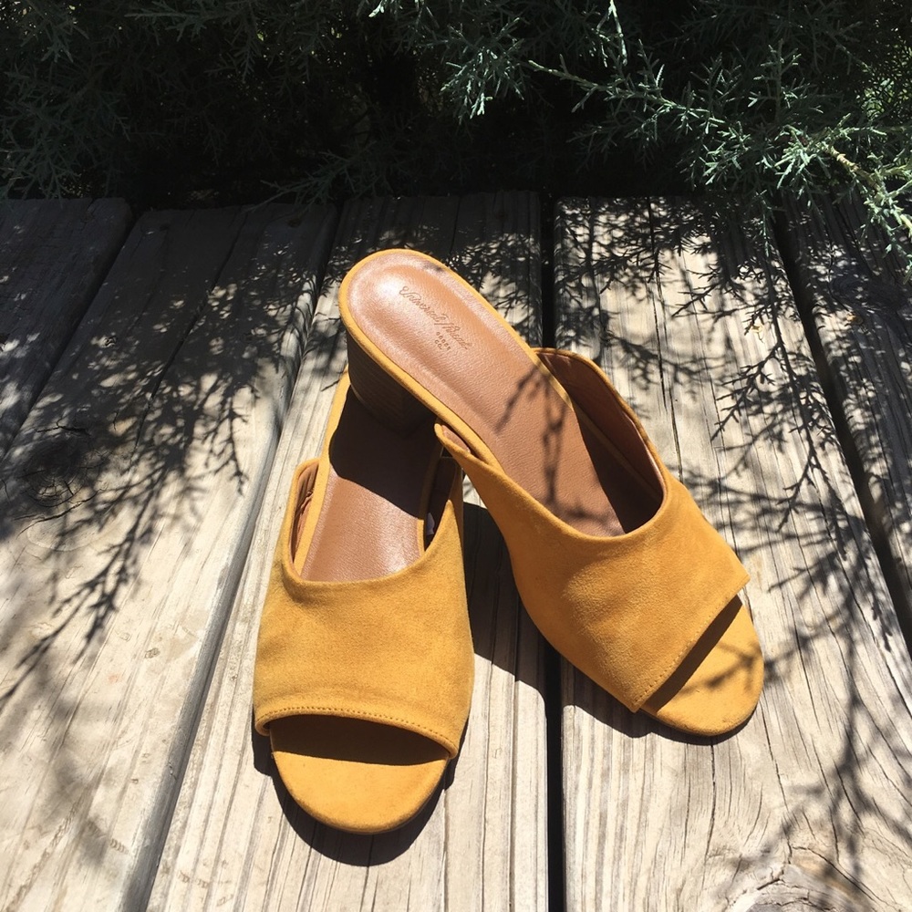 Size 7 women’s US brand name universal thread!